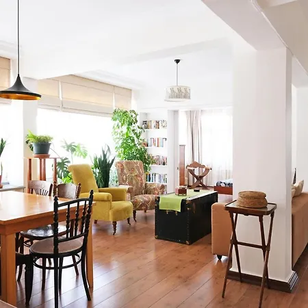 Artists Designed In The Centre Of Apartment
